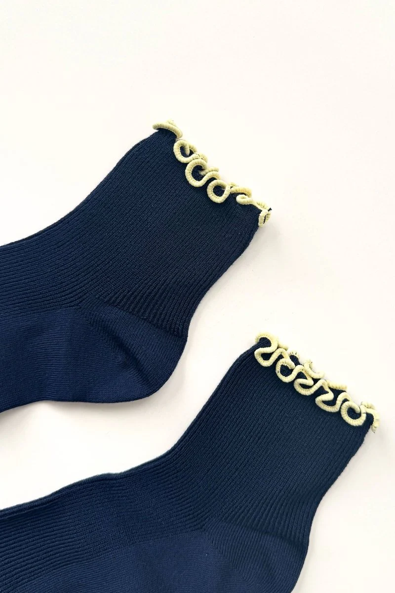Chaussettes Ruffled Modal Le Bon Shoppe Marine et Jaune Beurre - Image 2