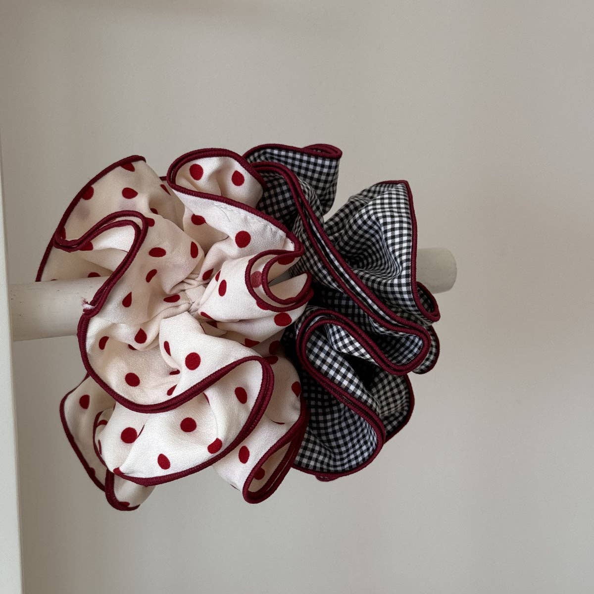 Élastique à Cheveux Chouchou à Pois Bourgogne Dipped Shop - Image 4
