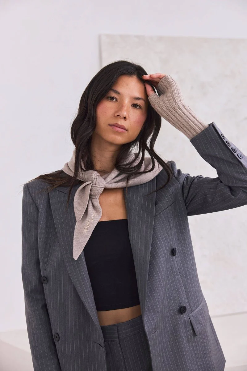 Foulard Triangulaire en Merino Taupe Arctic Fox - Image 2