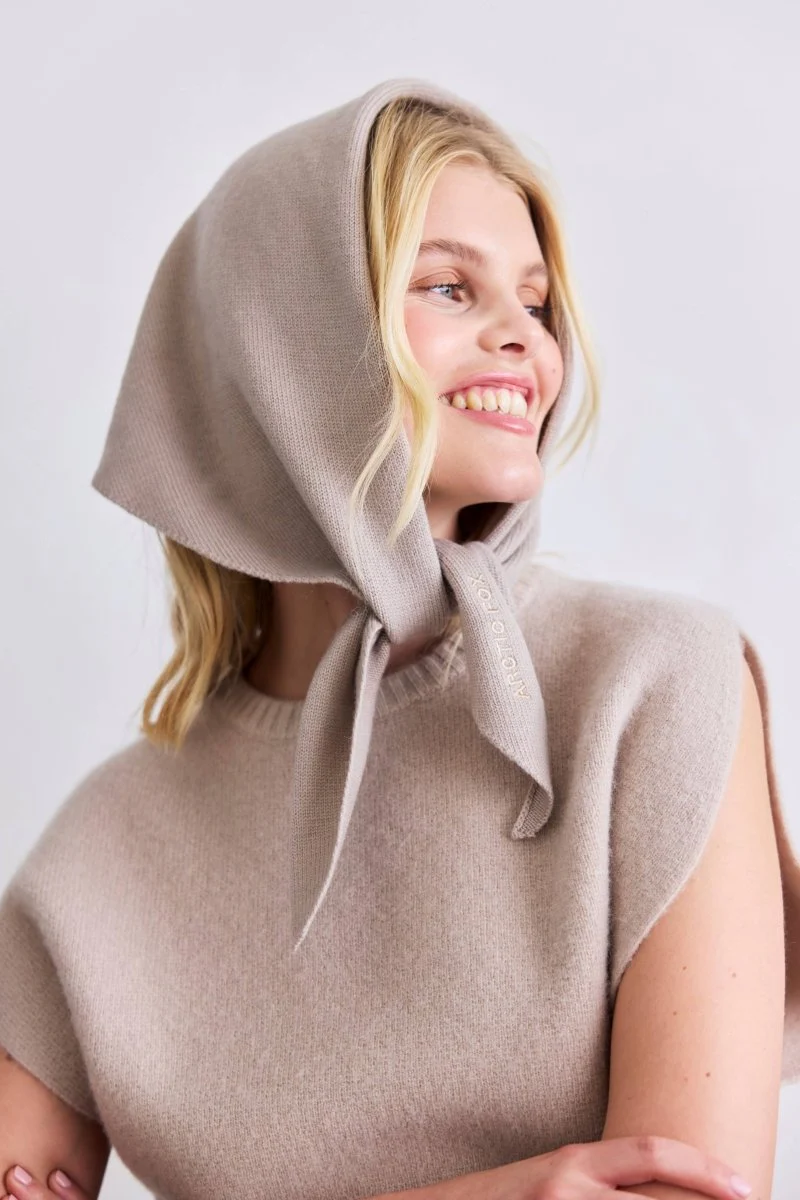 Foulard Triangulaire en Merino Taupe Arctic Fox - Image 4
